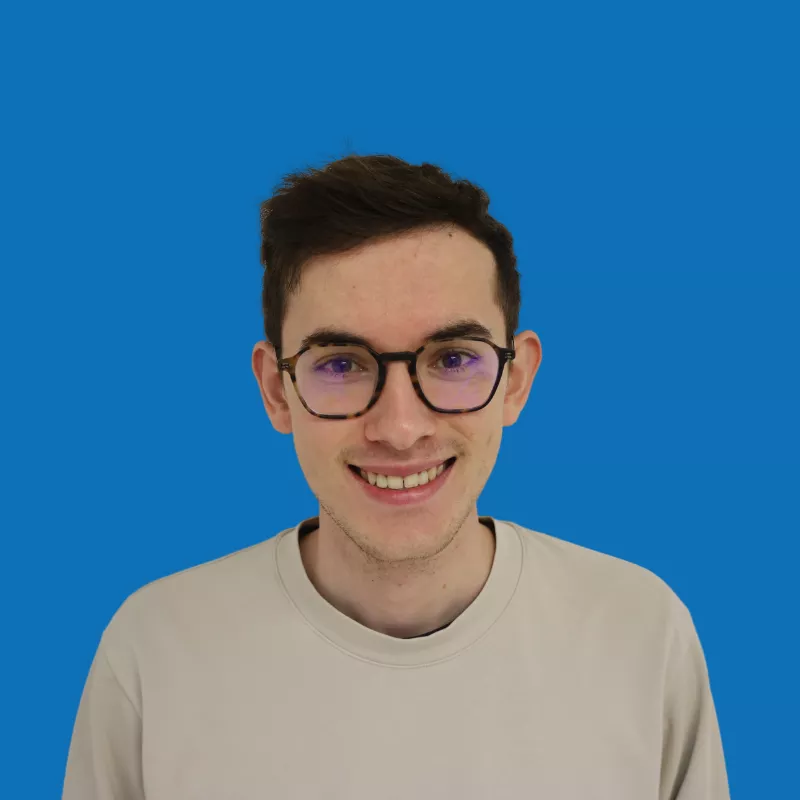Photo du buste de Tomás MARTINEAU, développeur informatique Dixit Facile