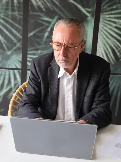 Un dirigeant assis à son bureau l'air pensif