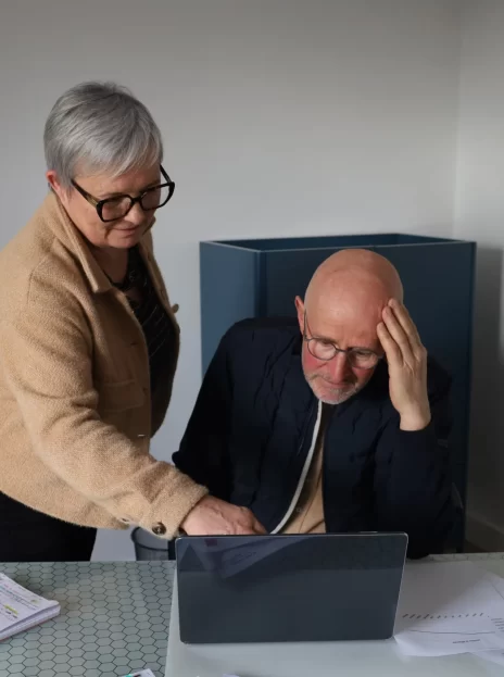 un client heureux de l’accompagnement personnalisé de l’expert Dixit Facile avec un ordinateur qui fait référence à l’outil GPE.
