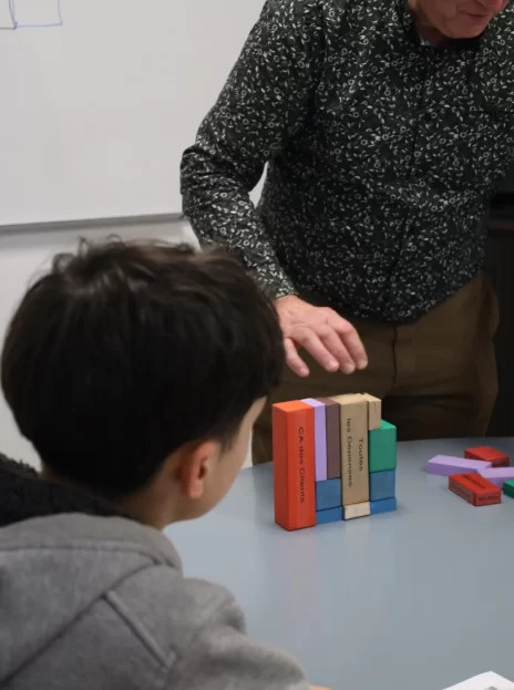Un expert Dixit Facile expliquant le jeu de cube de la Méthode FARH