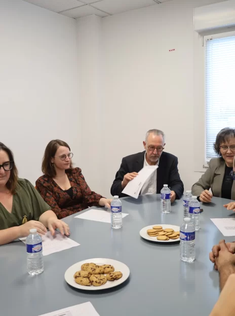 Un groupe de salariés en formation autour d'une table