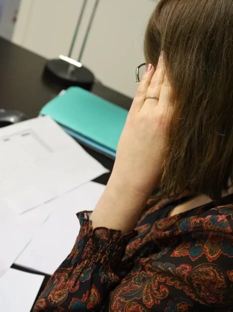 Un dirigeant assis à son bureau regardant ses papiers