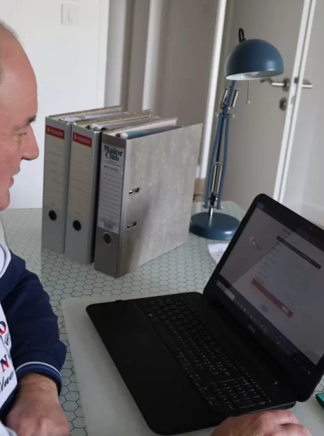 Un membre d’une entreprise utilisant l’outil sur son ordinateur.