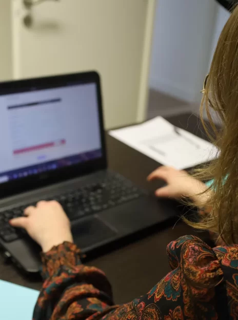 Un dirigent assis à son bureau en train d'utiliser le GPE