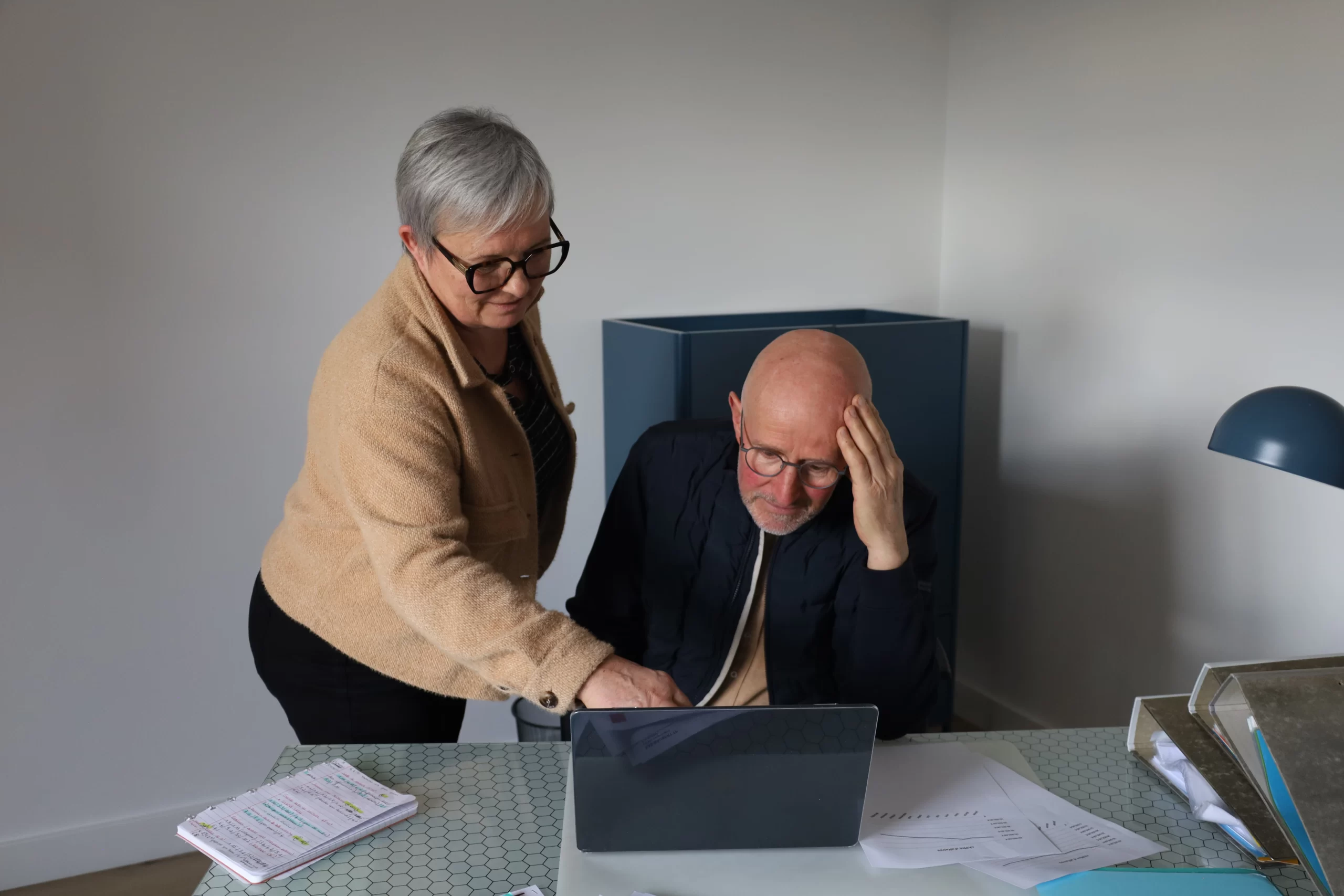 un client heureux de l’accompagnement personnalisé de l’expert Dixit Facile avec un ordinateur qui fait référence à l’outil GPE.